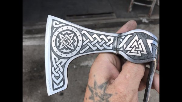 Сталгримовая секира