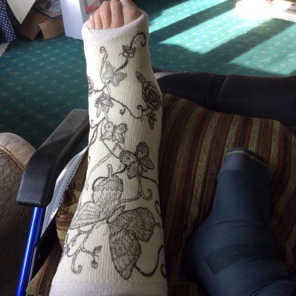 Тату на щиколотке кошка