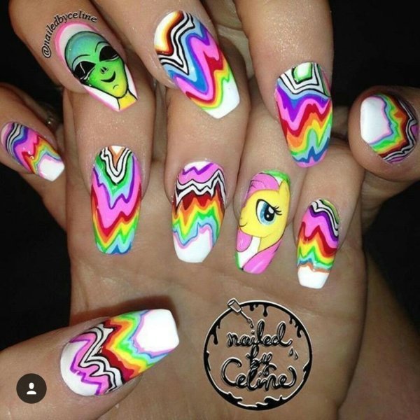 Маникюр с буквами на ногтях