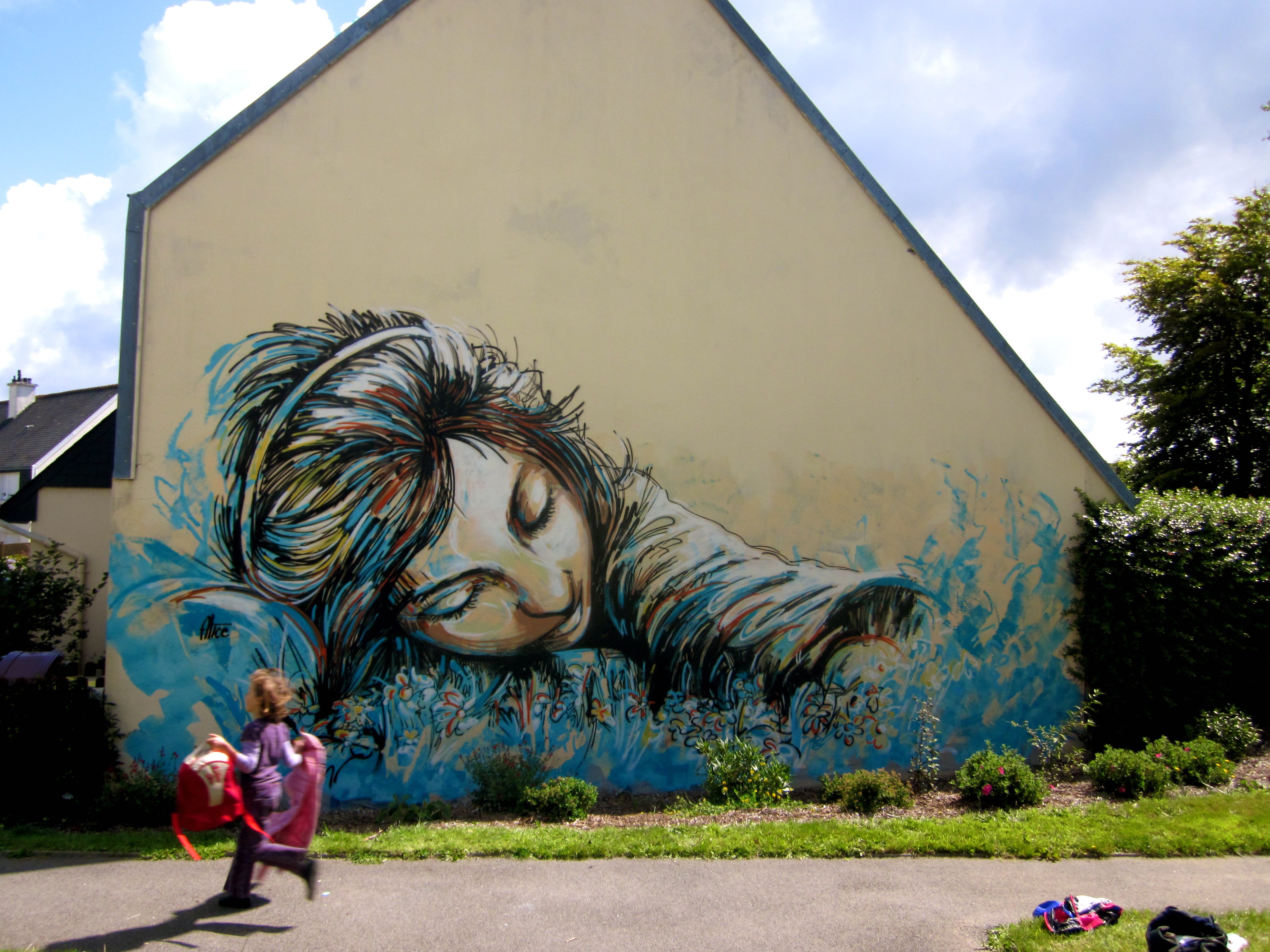 Уличная живопись на стенах домов
