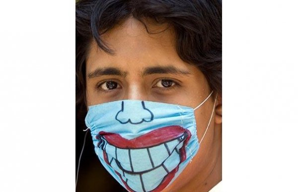 Стоматолог в маске