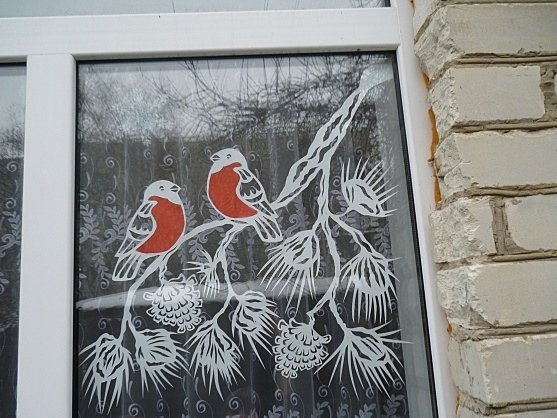 Новогодние рисунки на окне зубной пастой