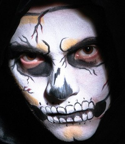 Красили лицо для Хэллоуина