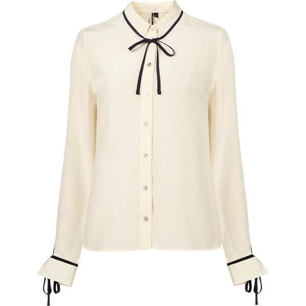 Блузка на белом фоне