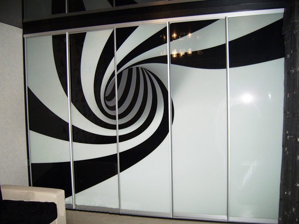 Черно белая фотопечать на шкаф купе