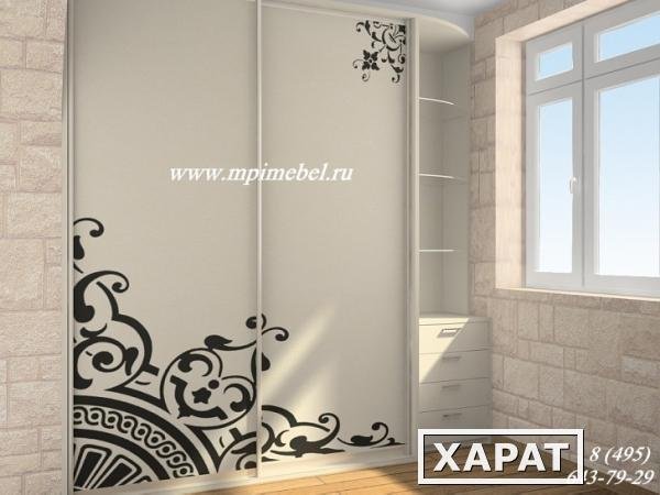 Белый шкаф купе с узором