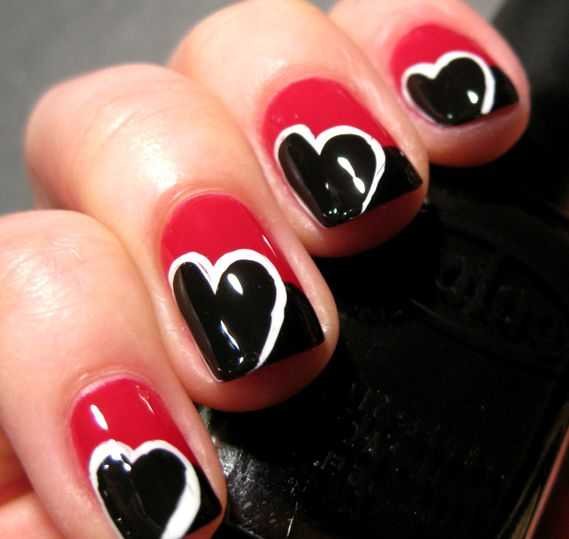 Красный маникюр с черным сердечком