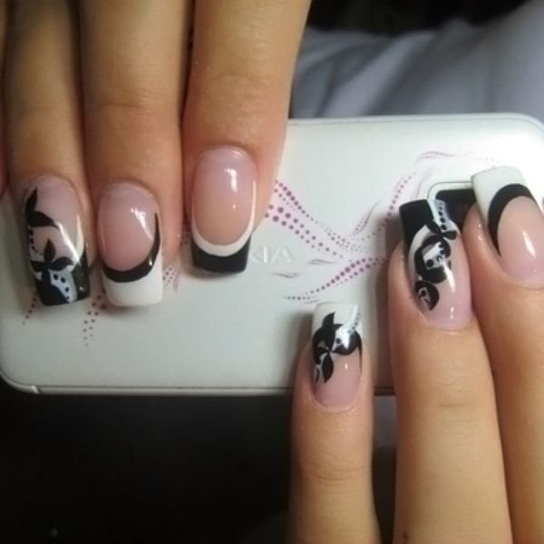 Маникюр черно белый френч с бабочками