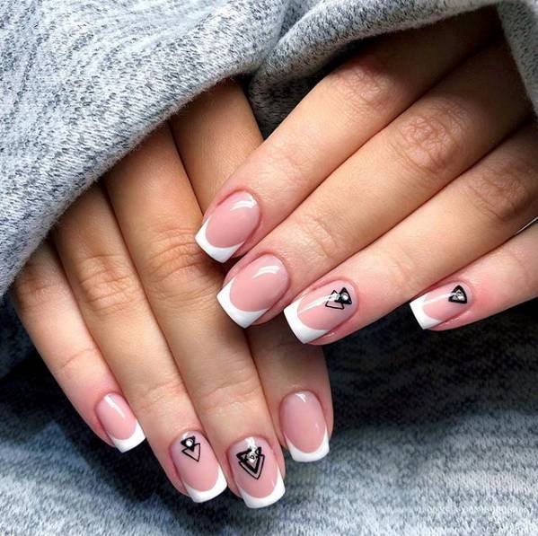 Френч с рисунком на безымянном пальце