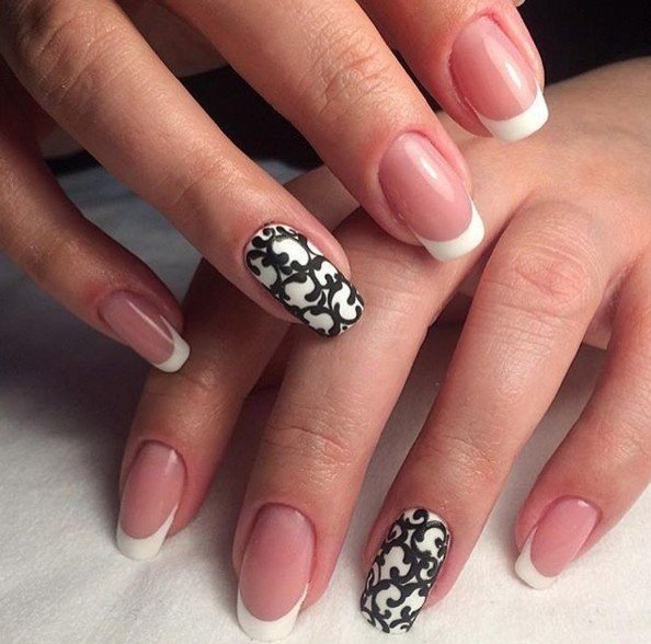 Черный френч с рисунком на безымянном