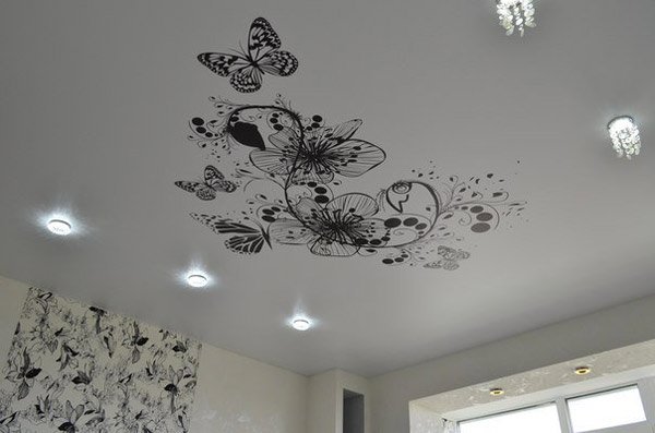 Натяжные потолки белые с узором