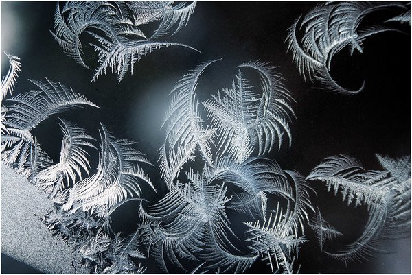 Морозные узоры на черном фоне