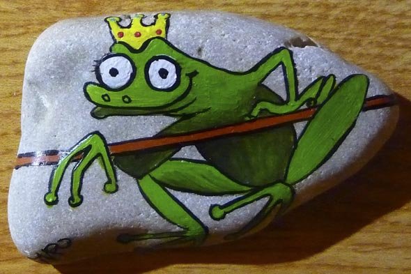 Раскрашенные камни на даче