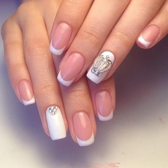 Французский маникюр с короной