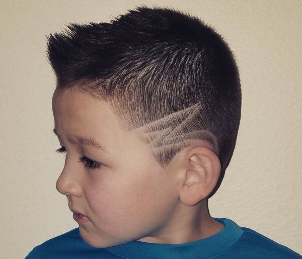 Модные стрижки для мальчиков с рисунком молнии (49 фото)