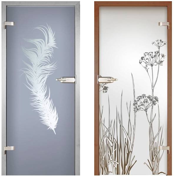 Трафаретный узор на стене с дверью