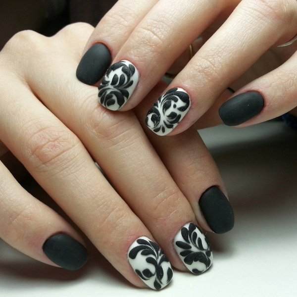 Французский маникюр с черным рисунком
