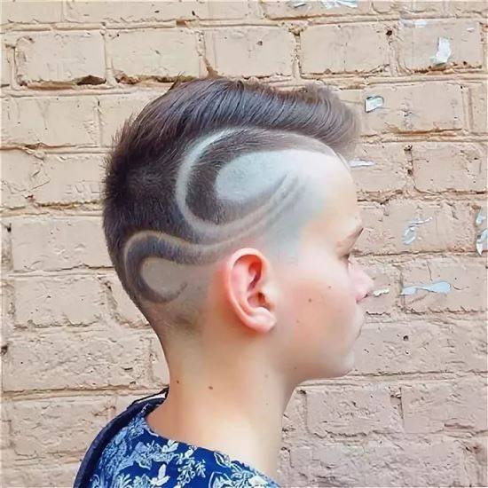 Модные стрижки с выбритыми рисунками (50 фото)