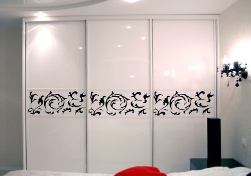 Черно белый шкаф купе в спальню