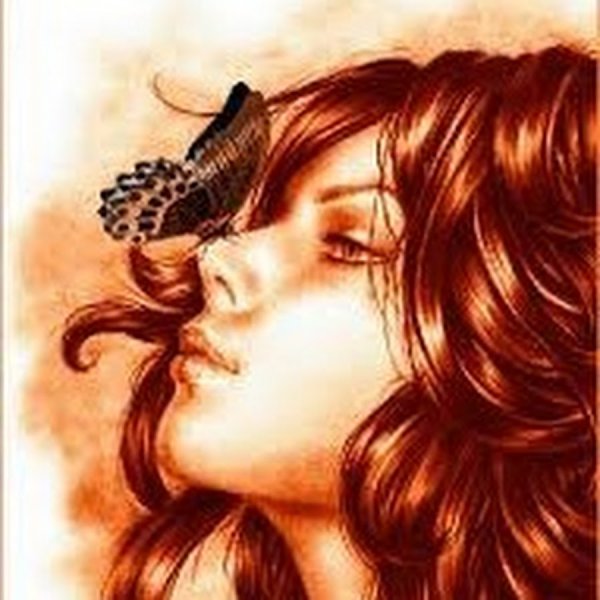 Рыжая девушка с бабочками