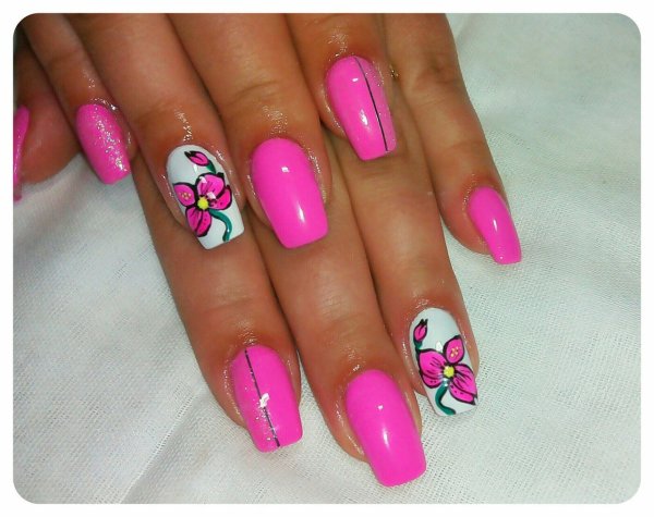 Яркий летний маникюр розовый