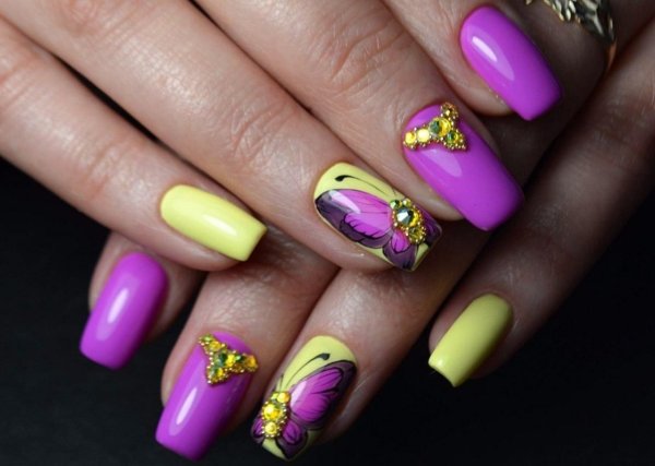 Яркий маникюр