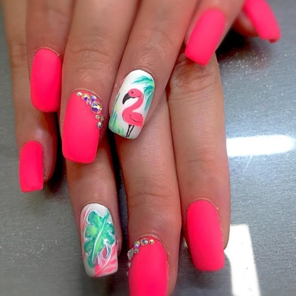 Яркий маникюр