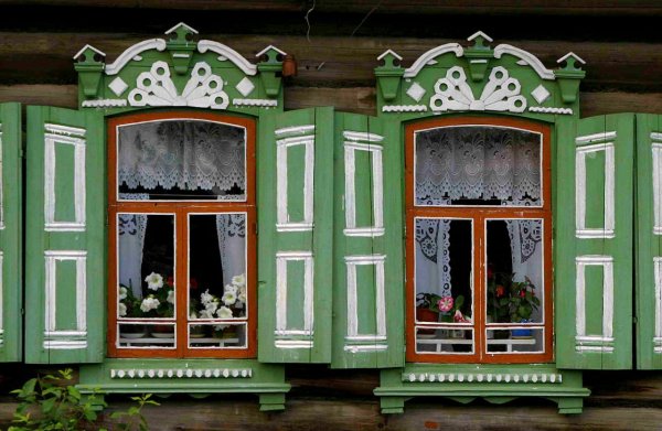 Окно со ставнями и наличниками