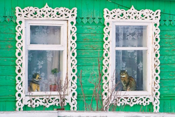 Окно в деревенском доме