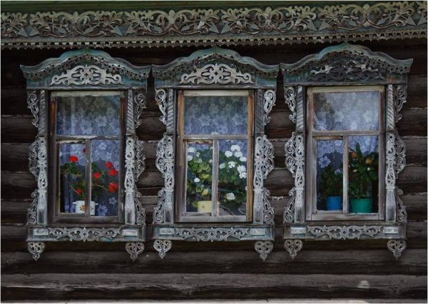 Деревенские окна с наличниками