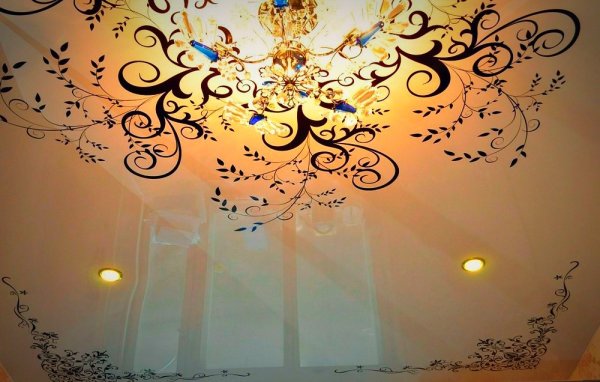 Натяжные потолки с узорами