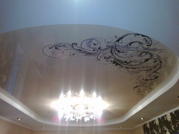 Узоры на натяжных потолках в зале