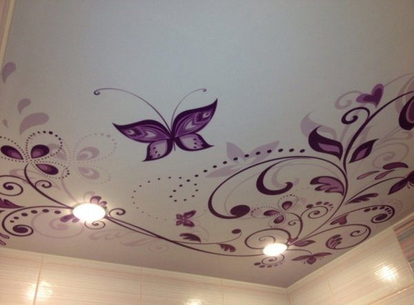 Натяжные потолки с цветочным орнаментом