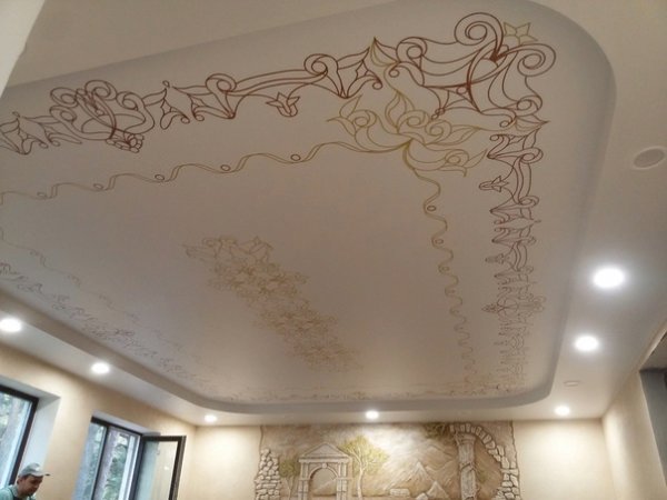 Натяжные потолки с орнаментом