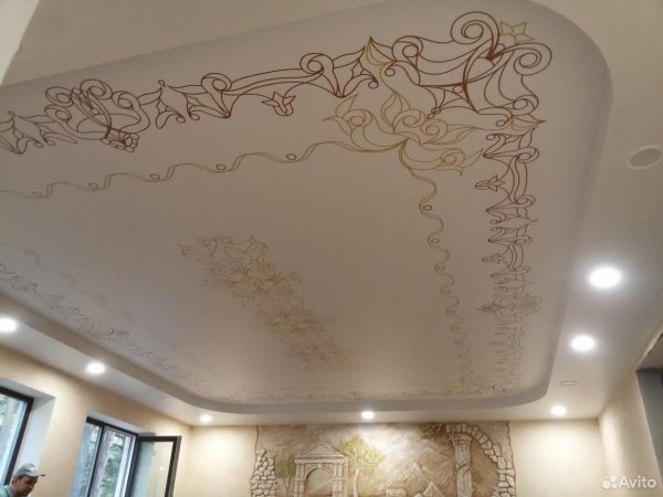 Натяжные потолки с орнаментом