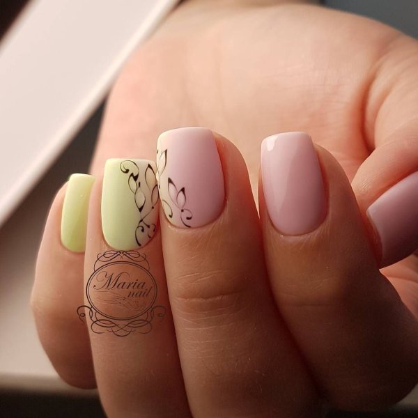 Нюдовый маникюр с рисунком