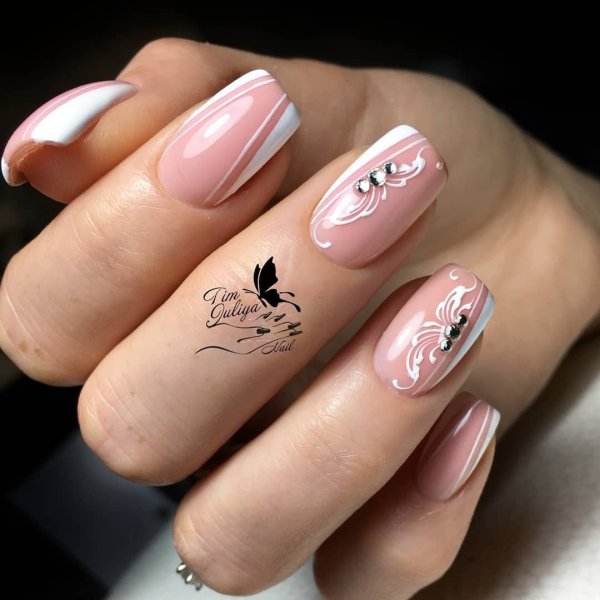 Красивый маникюр с узором на миндаль