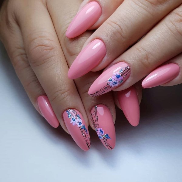 Розовый весенний маникюр на миндалевидных ногтях