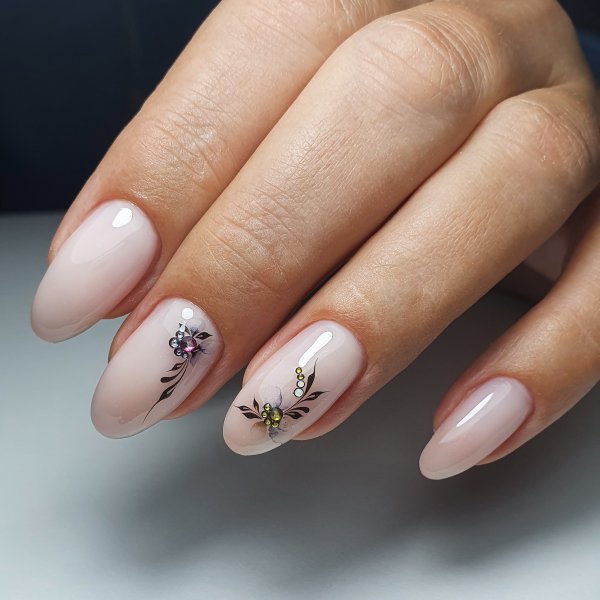 Молочный маникюр 2022 миндаль