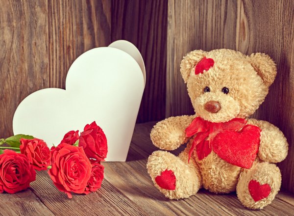 Плюшевый мишка и цветы