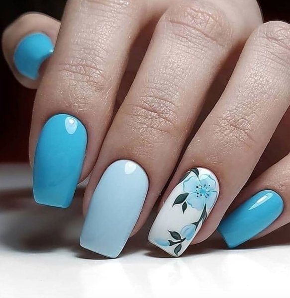 Красивый маникюр в голубых тонах