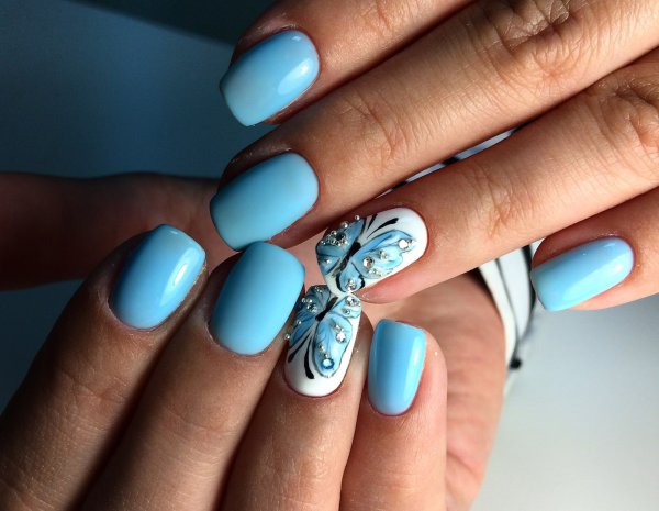 Голубой маникюр