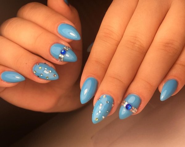 Ярко голубые ногти