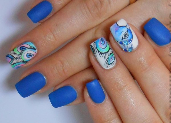 Маникюр голубой с принтом