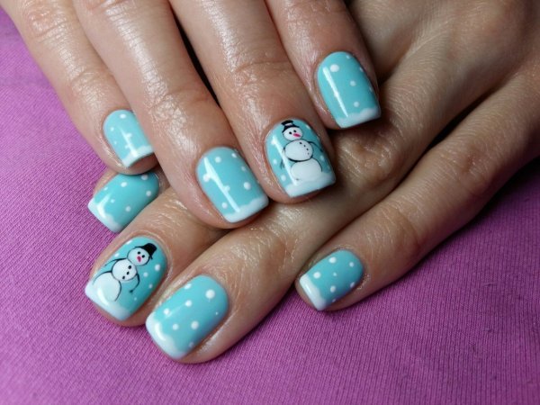Новогодний маникюр на короткие голубой