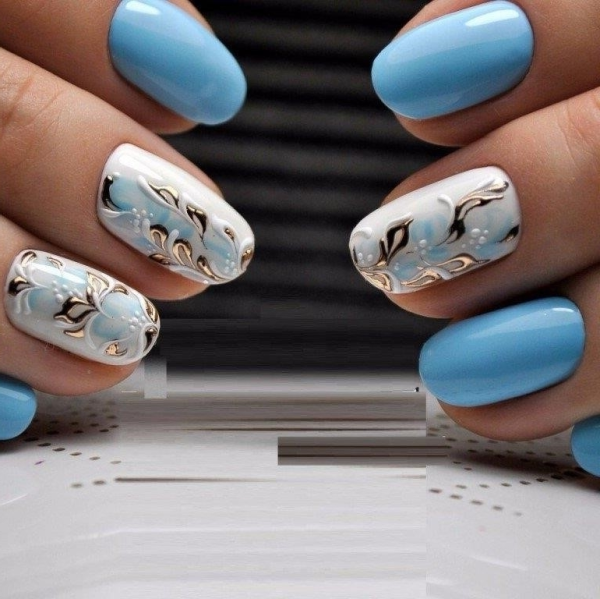 Голубой маникюр