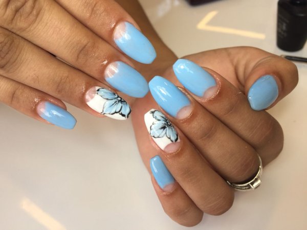 Ногти в голубых тонах с цветами