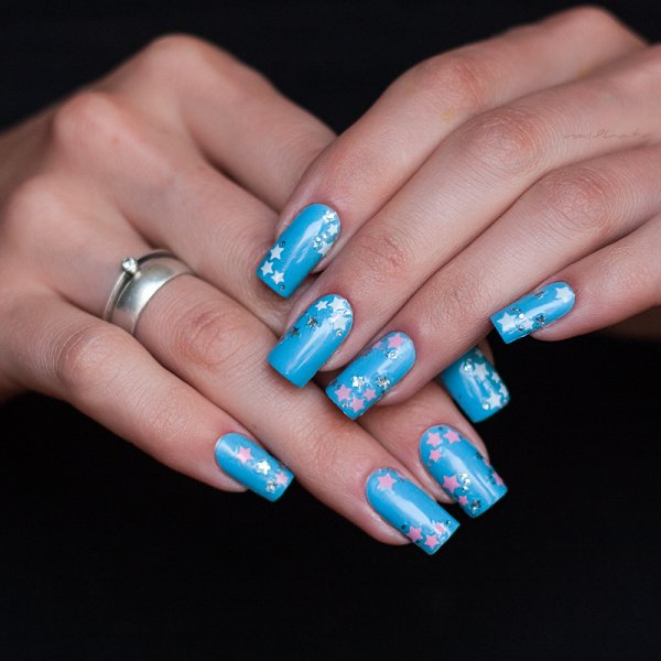 Голубой маникюр с наклейками