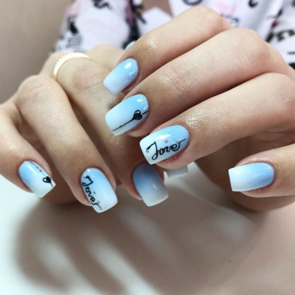 Голубой маникюр
