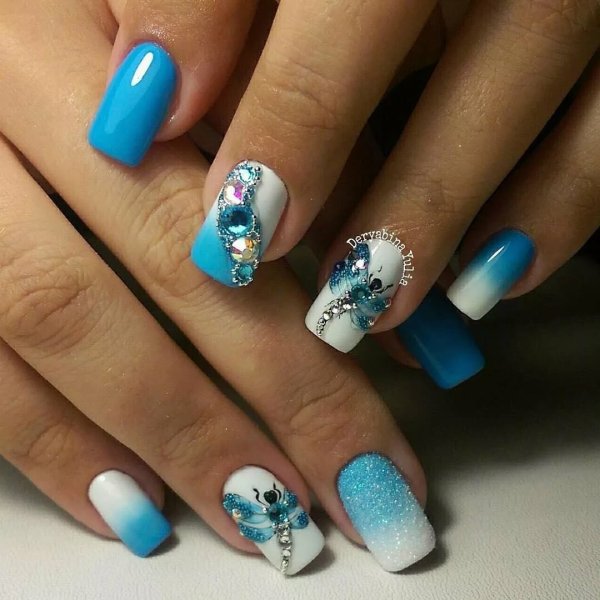 Красивый голубой маникюр